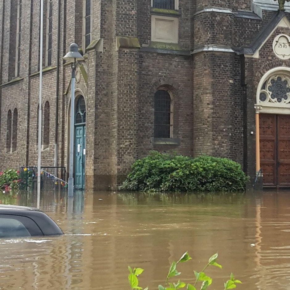 Kirche Opladen im Hochwasser